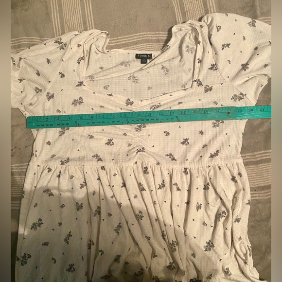 Torrid Lilith Ditsy floral top size 2 (2x 18-20) in cream color - Picture 7 of 8